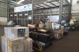 Lực lượng Quản lý thị trường kiểm tra lô hàng tại kho của NCTS