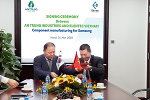 Ông Cho Chang Hyun, Tổng giám đốc Elentec Việt Nam và ông Mẫn Chí Trung, Tổng giám đốc An Trung Industries.