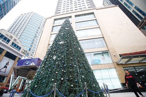 Cây thông noel cao 15m tại Trung tâm Thương mại Vincom Bà Triệu được trang trí bằng đèn led, hoa sakura, trái châu... 