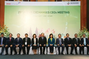 Nhiệm vụ chung của các sở giao dịch chứng khoán trong ASEAN là xây dựng thị trường vốn khu vực vững mạnh hơn thông qua tăng trưởng, sáng kiến, hợp tác và nắm bắt tính đa dạng của các thị trường nội khối. Trong ảnh: lãnh đạo các sở giao dịch chứng khoán và công ty chứng khoán ASEAN hội tụ tại Hà Nội, tháng 10/2016  