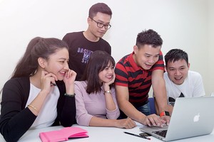 CEO DesignBold Hùng Đinh và các cộng sự 