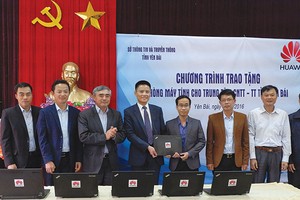 Lãnh đạo Bộ Thông tin và Truyền thông và Huawei Việt Nam trao tặng phòng máy tính cho Sở Thông tin và Truyền thông tỉnh Yên Bái tháng 12/2016 