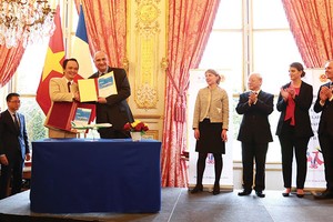 Ông Trịnh Văn Quyết, Chủ tịch HĐQT FLC và Phó Chủ tịch Airbus phụ trách thương mại Eric Schulz ký Biên bản ghi nhớ ngày 26/3 tại Pháp, dưới sự chứng kiến của Tổng Bí thư Nguyễn Phú Trọng và Chủ tịch Quốc hội Pháp François de Rugy 