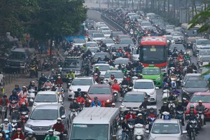 Quy định điều kiện riêng cũng không hạn chế được việc người dân chuyển đến lao động, học tập, sinh sống thực tế tại các đô thị lớn - (Ảnh QP). 