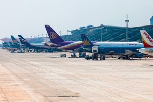 Cẩn trọng khi mở lại đường bay quốc tế