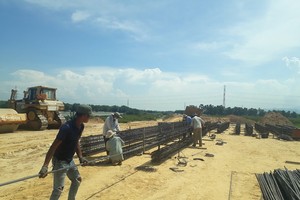 Hình ảnh công nhân ngày đêm tăng tốc thi công tại công trường đường ven sông Tuyên Sơn - Túy Loan