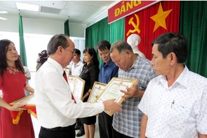 Cá nhân, tập thể nhận Bằng khen của tỉnh Phú Yên về thành tích vươn lên thoát nghèo