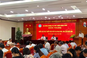 "Mục tiêu đưa chăn nuôi là ngành chính, nhưng xuất khẩu còn rất khiêm tốn. Soi kính hiển vi mới nhìn thấy một ít lợn sữa, trứng muối, thịt gà..., dù nước ta là một trong những nước xuất khẩu nông sản hàng đầu", Bộ trưởng Cường nhấn mạnh. 