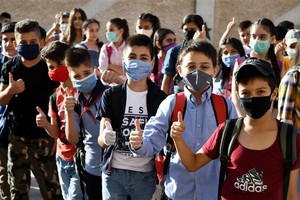 Học sinh đeo khẩu trang phòng lây nhiễm COVID-19 tại trường học ở Damascus, Syria, ngày 13/9/2020. Ảnh: THX/TTXVN