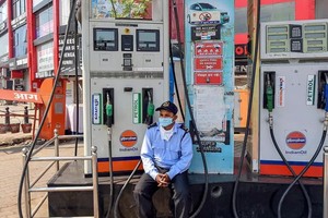 Dịch COVID-19 buộc chính phủ các nước áp đặt lệnh cấm đi lại khiến nhu cầu sử dụng năng lượng giảm. (Nguồn: The Times of India)