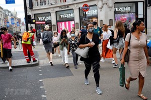 Người dân đeo khẩu trang phòng lây nhiễm COVID-19 tại London, Anh, ngày 24/7/2020. (Ảnh: AFP/TTXVN)