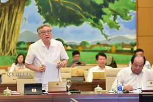 Chánh án Toà án nhân dân Tối cao Nguyễn Hoà Bình báo cáo tại phiên họp.