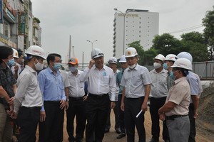 Ông Huỳnh Đức Thơ kiểm tra công tác phòng chống bão tại dự án nút giao thông cầu Trần Thị Lý.