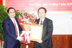 Ông Phạm Minh Chính, Trưởng Ban Tổ chức Trung ương trao quyết định của Bộ Chính trị chuẩn y chức danh Bí thư Tỉnh ủy Hậu Giang cho ông Lê Tiến Châu. Ảnh: Huỳnh Biển.