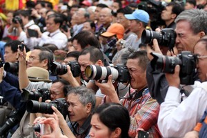 Tác nghiệp báo chí: Đừng để mãi là cuộc chiến không cân sức