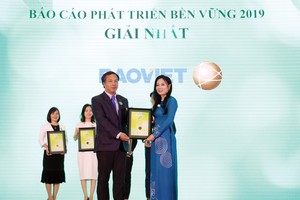 Ông Lê Trọng Minh, Tổng Biên tập Báo Đầu tư trao giải cho doanh nghiệp đạt giải cao tại Cuộc bình chọn Doanh nghiệp niêm yết 2019 do Sở Giao dịch chứng khoán TP.HCM, Sở Giao dịch chứng khoán Hà Nội, Báo Đầu tư và Quỹ đầu tư Dragon Capital phối hợp tổ chức.
