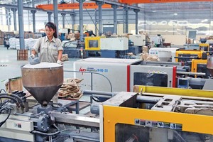 Vấn đề già hóa dân số cùng sự gia tăng của chi phí lao động đang đặt ra thách thức cơ cấu lại đối với các ngành sản xuất dựa vào lao động kỹ năng thấp. Ảnh: Đ.T