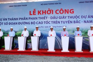 Phó Thủ tướng thường trực Chính phủ Trương Hoà Bình đã tham gia nghi thức bấm nút khởi động dự án. Ảnh: Phạm Tùng