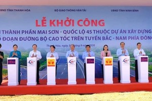 Các đại biểu tham dự nhấn nút khởi công.