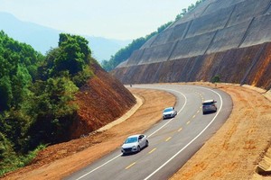 Dự án thành phần Cam Lộ - La Sơn đang triển khai thi công đảm bảo chất lượng, tiến độ và phấn đấu hoàn thành cơ bản trong năm 2021. Ảnh: A.M