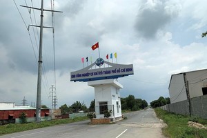 Cổng Khu công nghiệp Hòa Phú.