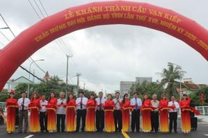 Cắt băng khánh thành và đưa vào sử dụng cầu Vạn Kiếp