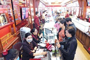 Sự “trở mặt” quá nhanh của vàng đang khiến nhiều nhà đầu tư sợ hãi. Ảnh: Đức Thanh