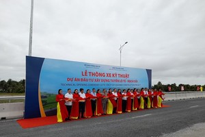 Phó Thủ tướng Thường trực Chính phủ Trương Hòa Bình cắt băng tại Lễ thông xe kỹ thuật dự án đầu tư xây dựng tuyến Lộ Tẻ - Rạch Sỏi.