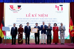 Phó Thủ tướng Trịnh Đình Dũng trao tặng Huân chương Lao động hạng Nhì cho Hội Hữu nghị Việt Nam - Đức