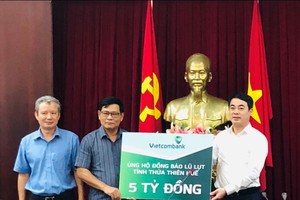 Thay mặt Vietcombank, ông Nghiêm Xuân Thành Chủ tịch HĐQT (ngoài cùng bên phải) trao số tiền 5 tỷ đồng ủng hộ đồng bào tỉnh Thừa Thiên Huế