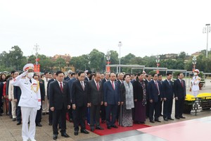Các vị đại biểu Quốc hội dự họp tại điểm cầu Nhà Quốc hội đặt vòng hoa và vào Lăng viếng Chủ tịch Hồ Chí Minh - (Ảnh VC).