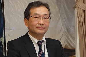 Ông Yoshida Tomoyuki, người phát ngôn của Thủ tướng Nhật Bản Suga Yoshihide trong chuyến thăm Việt Nam, chia sẻ tại buổi họp báo tối 19/10. Ảnh: Lê Quân