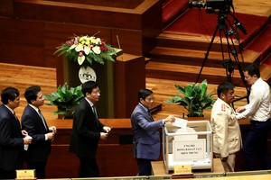 Các vị đại biểu Quốc hội ủng hộ đồng bào miền Trung bị lũ lụt trong phiên họp trù bị - (Ảnh VC)