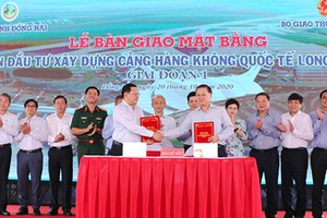 Đại diện lãnh đạo các bộ, ngành trung ương và tỉnh Đồng Nai thực hiện nghi thức bàn giao mặt bằng trên thực địa. Ảnh: Phạm Tùng.
