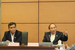 Thủ tướng Nguyễn Xuân Phúc (phải) phát biểu tại tổ - (Ảnh Duy Linh).