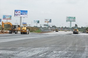 Thi công lớp cấp phối đá dăm tại Dự án BOT cao tốc Trung Lương - Mỹ Thuận.