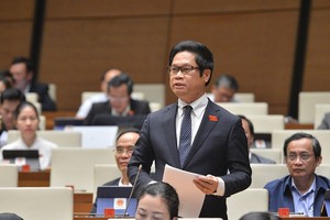 Đại biểu Vũ Tiến Lộc (Thái Bình) phát biểu tại phiên thảo luận. 