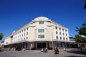 Rất khó để xác định giá trị văn hóa, lịch sử khi cổ phần hóa. Trong ảnh: Tràng Tiền Plaza. Ảnh: Đức Thanh