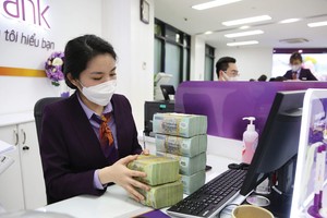 Dịch Covid-19 khiến nguồn thu từ dịch vụ của ngân hàng giảm mạnh, nhưng bù lại lãi từ kinh doanh chứng khoán tăng đột biến. Ảnh: Dũng Minh