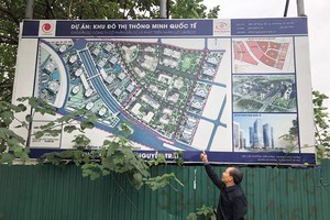 Chỉ lên tấm bản vẽ đã bạc màu, ông Nguyễn Tiến Luận, Hiệu trưởng Trường đại học Nguyễn Trãi bức xúc vì đã hơn 10 năm mà Dự án Khu giáo dục Nguyễn Trãi không thể triển khai.