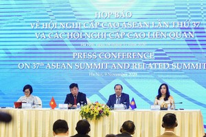 Thứ trưởng Bộ Ngoại giao Nguyễn Quốc Dũng chủ trì buổi họp báo về Hội nghị cấp cao ASEAN 37 và các Cấp cao liên quan (Ảnh: Báo Quốc tế)