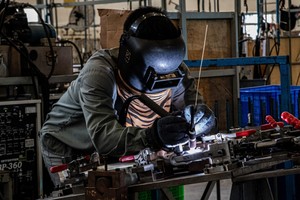 Công nhân nhà máy sản xuất xe đạp điện Modmo tại Việt Nam.