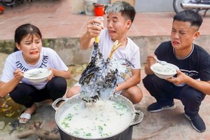 Hưng Vlog (con trai bà Tân Vlog) bị xử phạt vì đăng tải video nấu cháo với con gà còn nguyên cả lông.