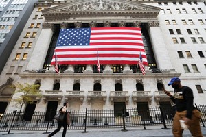 Bên ngoài sàn giao dịch chứng khoán ở New York, Mỹ ngày 9/11/2020. (Ảnh: THX/TTXVN) 