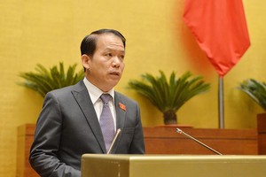 Chủ nhiệm Uỷ ban Pháp luật Hoàng Thanh Tùng trình bày báo cáo tiếp thu, giải trình. 
