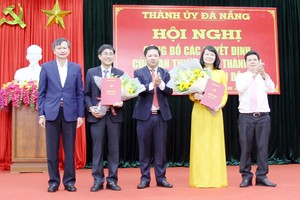 Phó Bí thư thường trực thành ủy Đà Nẵng, ông Lương Nguyễn Minh Triết trao quyết định cho bà Trần Thị Thanh Tâm và ông Trần Thắng Lợi