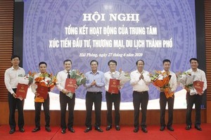Lãnh đạo TP. Hải Phòng trao Quyết định tiếp nhận, điều động, bổ nhiệm và tặng hoa chúc mừng các đồng chí lãnh đạo Trung tâm nhận nhiệm vụ mới tại Hội nghị tổng kết hoạt động của Trung tâm ngày 27/6/2020