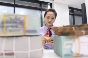 Tín dụng tăng trưởng chậm lại, dư nợ vẫn rất lớn