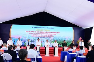 Thủ tướng Chính phủ Nguyễn Xuân Phúc cùng lãnh đạo TP. Hải Phòng nhấn nút khởi công Dự án đầu tư xây dựng cải tạo đường 359 đoạn từ xã Thủy Triều đến đường trục giao thông Khu đô thị và công nghiệp bến Rừng, huyện Thủy Nguyên.