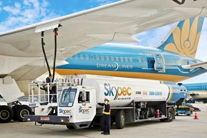 Việc giảm thuế bảo vệ môi trường sẽ góp phần giảm chi phí bay, gián tiếp tạo nguồn tài chính cho doanh nghiệp, góp phần duy trì, phát triển doanh nghiệp, gia tăng nhu cầu sử dụng lao động, hạn chế tình trạng cắt giảm lao động.